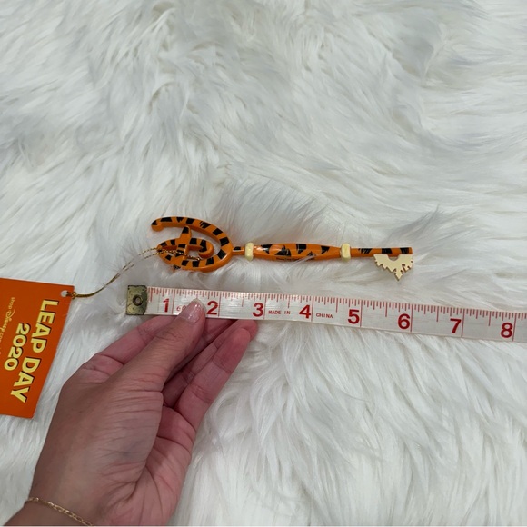 Disney Store Exclusive Leap Year Day 2020 Tigger Key NWT - Picture 6 of 7